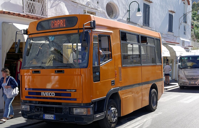 Einer der kleinen Busse auf Capri (Linienbus)