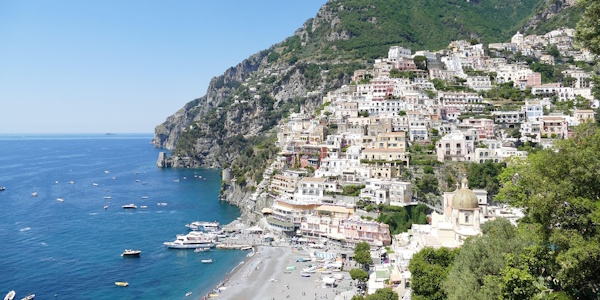 Positano zsichen Berge und Meer