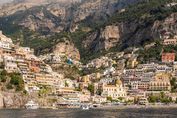 Positano liegt in den Bergen