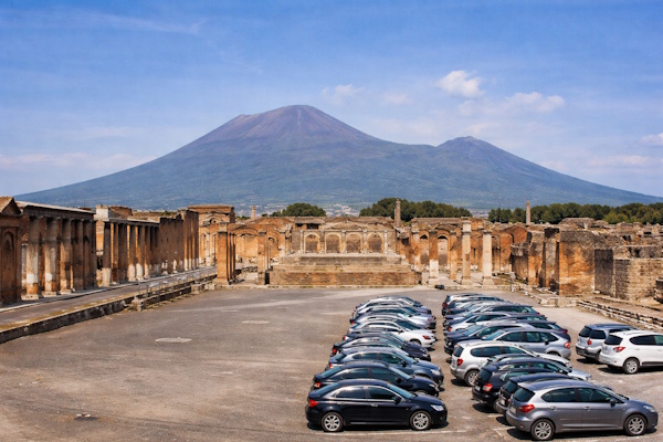 Parkplatz vor Pompeji und Vesuv